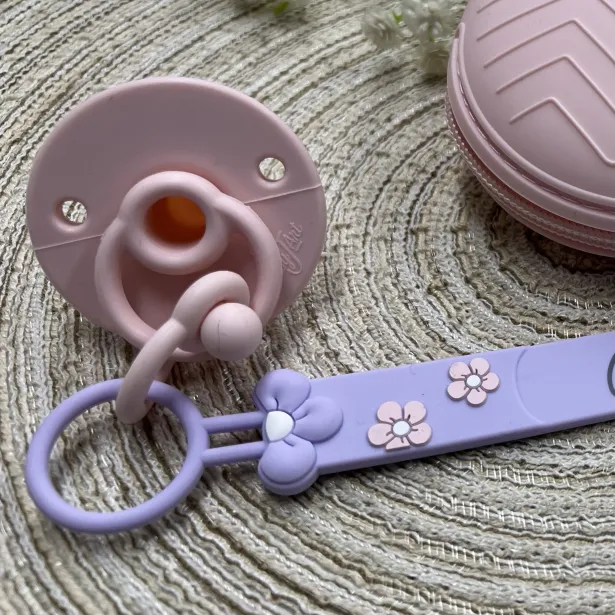 Catenella portaciuccio FLAT MARGHERITA GLICINE in silicone con nome, gancio/adattatore ciuccio MAM e CHICCO