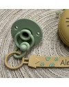 Catenella portaciuccio FLAT LEONE NATURALE in silicone con nome, gancio/adattatore ciuccio MAM e CHICCO
