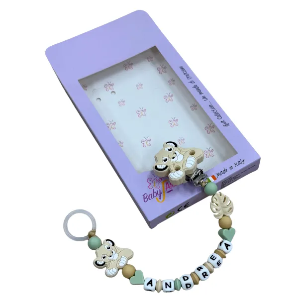 Babyjart Chaîne de tétine PRESTIGE LION en silicone avec nom, crochet / adaptateur de tétine MAM et CHICCO