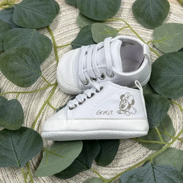 Personalisierte Babyschuhe mit Namen und lasergraviertem Motiv